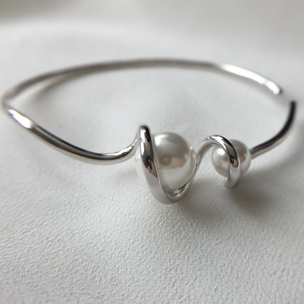 Silver pearl bracelet